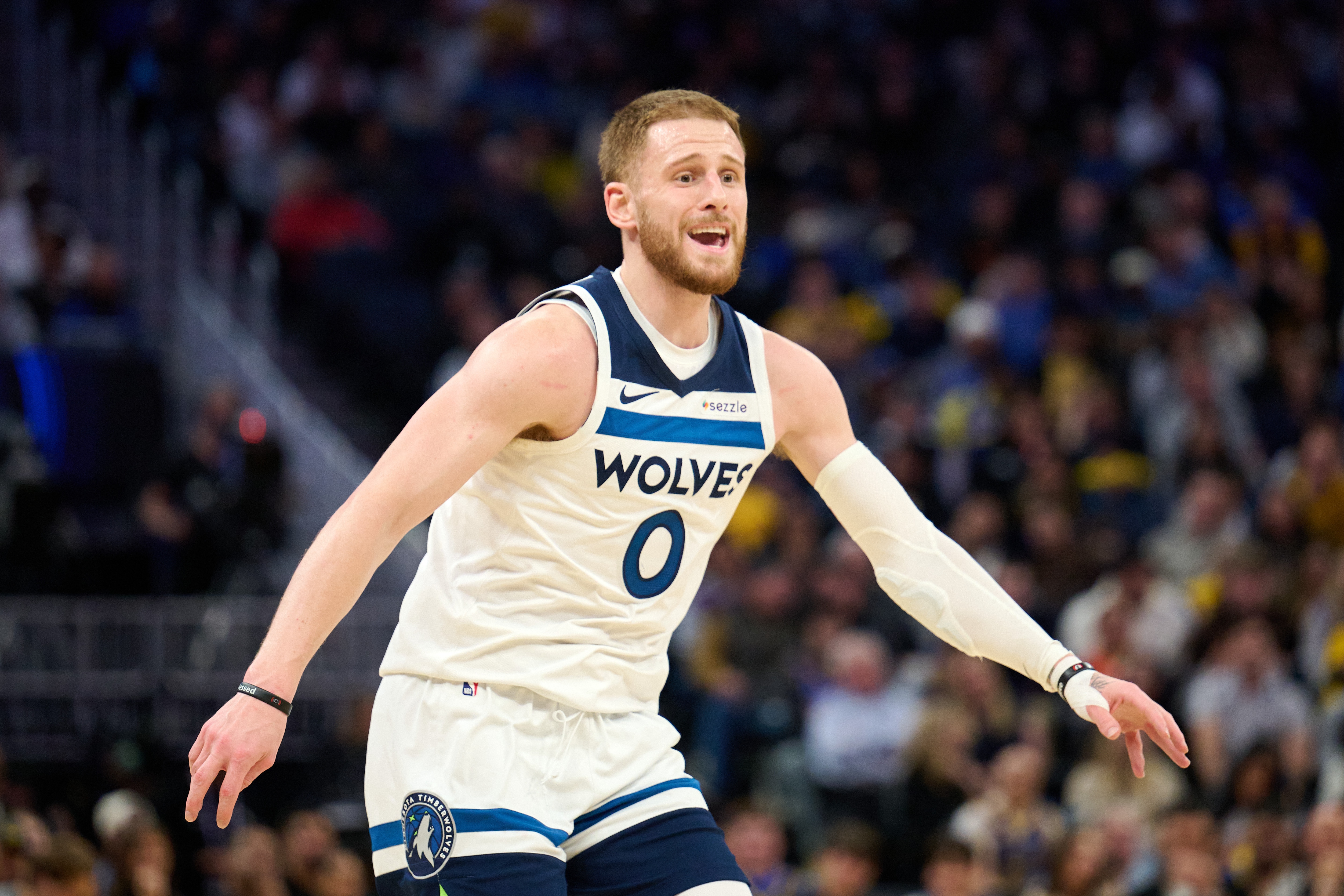 星空体育入口-精准打击！兰德尔最后时刻甩锅 迪文岑佐加长三分压哨命中