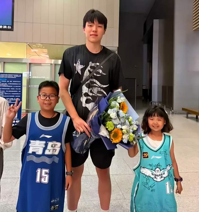 星空入口官网-回来啦！杨瀚森载誉归来，备战世预赛，深夜落地青岛发声，很霸气